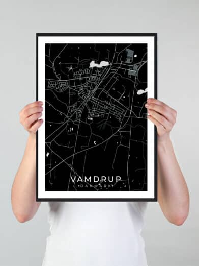 Vamdrup bykort i stilrent plakat design. Denne Vamdrup byplakat er med sort baggrund og viser Vamdrup kortet fra sin smukkeste side