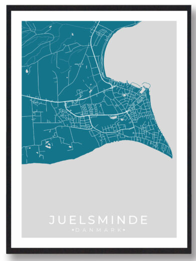 Juelsminde bykort i stilrent plakat design. Denne Juelsminde byplakat er med blå baggrund og viser Juelsminde kortet fra sin smukkeste side