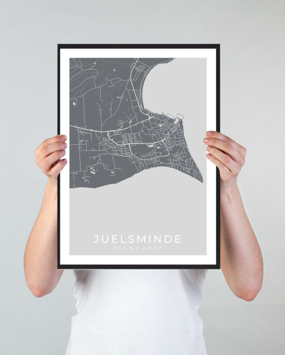 Juelsminde bykort i stilrent plakat design. Denne Juelsminde byplakat er med grå baggrund og viser Juelsminde kortet fra sin smukkeste side