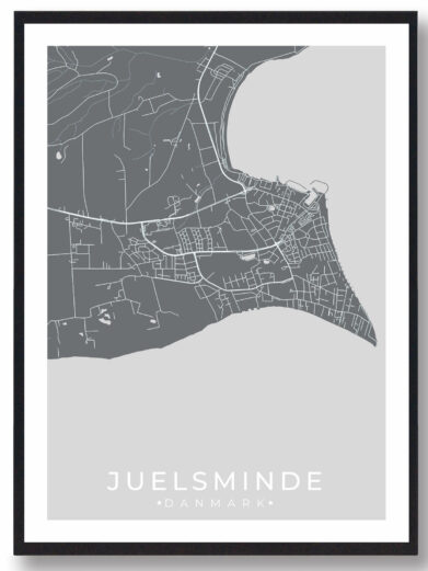 Juelsminde bykort i stilrent plakat design. Denne Juelsminde byplakat er med grå baggrund og viser Juelsminde kortet fra sin smukkeste side