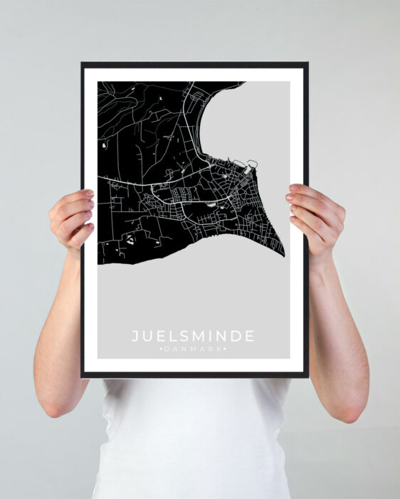 Juelsminde bykort i stilrent plakat design. Denne Juelsminde byplakat er med sort baggrund og viser Juelsminde kortet fra sin smukkeste side