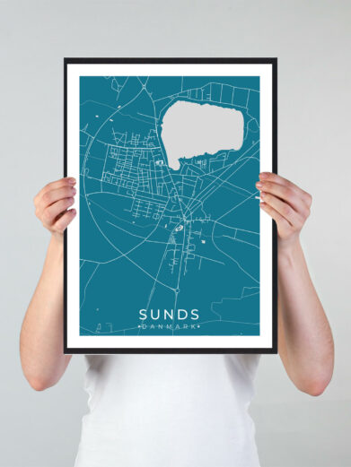 Sunds bykort i stilrent plakat design. Denne Sunds byplakat er med blå baggrund og viser Sunds kortet fra sin smukkeste side