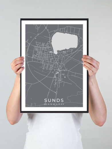 Sunds bykort i stilrent plakat design. Denne Sunds byplakat er med grå baggrund og viser Sunds kortet fra sin smukkeste side