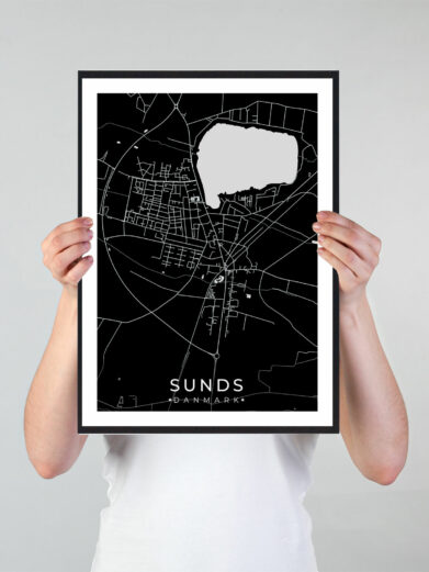 Sunds bykort i stilrent plakat design. Denne Sunds byplakat er med sort baggrund og viser Sunds kortet fra sin smukkeste side