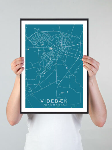 Videbæk bykort i stilrent plakat design. Denne Videbæk byplakat er med blå baggrund og viser Videbæk kortet fra sin smukkeste side