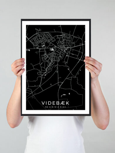 Videbæk bykort i stilrent plakat design. Denne Videbæk byplakat er med sort baggrund og viser Videbæk kortet fra sin smukkeste side