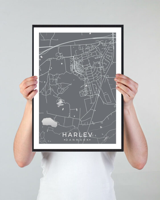 Harlev bykort i stilrent plakat design. Denne Harlev byplakat er med grå baggrund og viser Harlev kortet fra sin smukkeste side