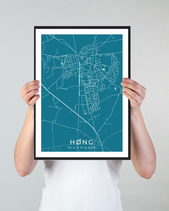 Høng bykort i stilrent plakat design. Denne Høng byplakat er med blå baggrund og viser Høng kortet fra sin smukkeste side