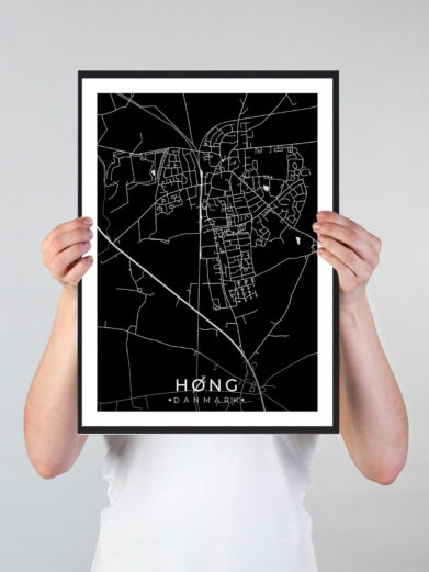 Høng bykort i stilrent plakat design. Denne Høng byplakat er med sort baggrund og viser Høng kortet fra sin smukkeste side