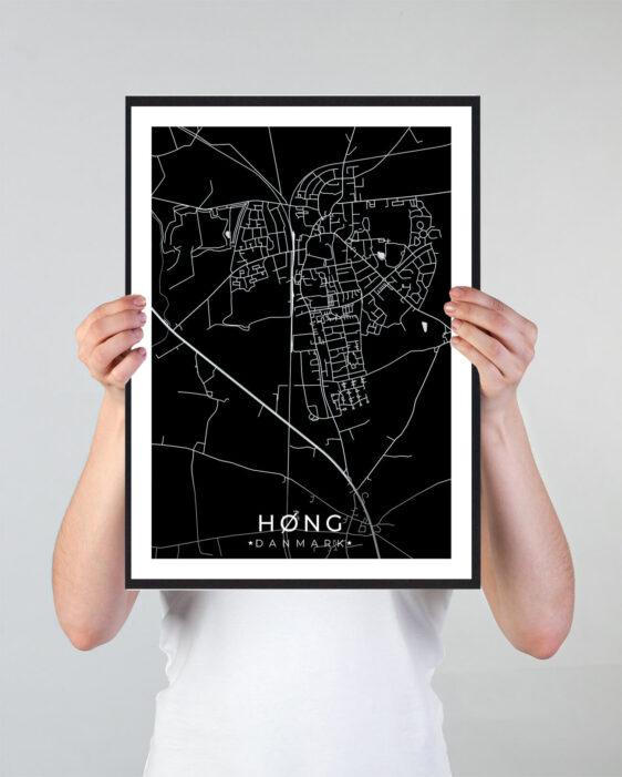 Høng bykort i stilrent plakat design. Denne Høng byplakat er med sort baggrund og viser Høng kortet fra sin smukkeste side