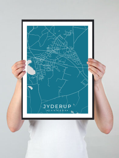 Jyderup bykort i stilrent plakat design. Denne Jyderup byplakat er med blå baggrund og viser Jyderup kortet fra sin smukkeste side