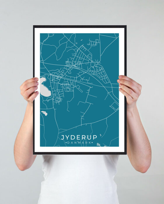 Jyderup bykort i stilrent plakat design. Denne Jyderup byplakat er med blå baggrund og viser Jyderup kortet fra sin smukkeste side