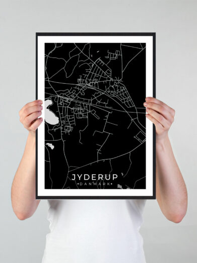 Jyderup bykort i stilrent plakat design. Denne Jyderup byplakat er med sort baggrund og viser Jyderup kortet fra sin smukkeste side