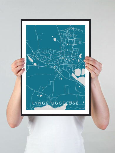 Lynge-Uggeløse bykort i stilrent plakat design. Denne Lynge-Uggeløse byplakat er med blå baggrund og viser Lynge-Uggeløse kortet fra sin smukkeste side