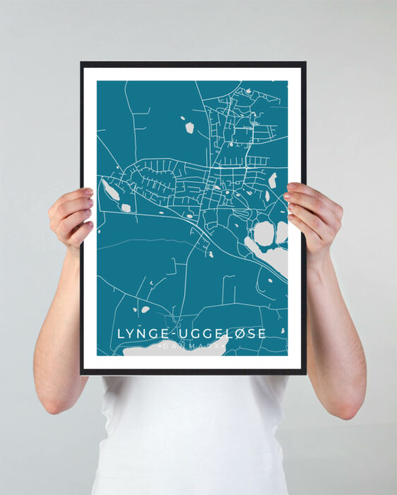 Lynge-Uggeløse bykort i stilrent plakat design. Denne Lynge-Uggeløse byplakat er med blå baggrund og viser Lynge-Uggeløse kortet fra sin smukkeste side
