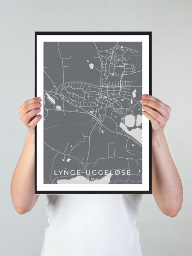 Lynge-Uggeløse bykort i stilrent plakat design. Denne Lynge-Uggeløse byplakat er med grå baggrund og viser Lynge-Uggeløse kortet fra sin smukkeste side