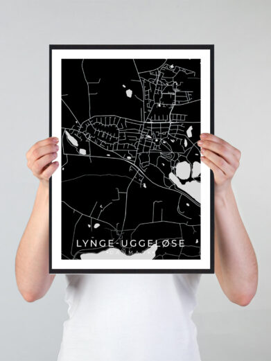 Lynge-Uggeløse bykort i stilrent plakat design. Denne Lynge-Uggeløse byplakat er med sort baggrund og viser Lynge-Uggeløse kortet fra sin smukkeste side