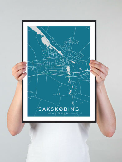 Sakskøbing bykort i stilrent plakat design. Denne Sakskøbing byplakat er med blå baggrund og viser Sakskøbing kortet fra sin smukkeste side