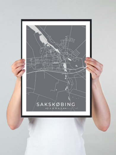 Sakskøbing bykort i stilrent plakat design. Denne Sakskøbing byplakat er med grå baggrund og viser Sakskøbing kortet fra sin smukkeste side