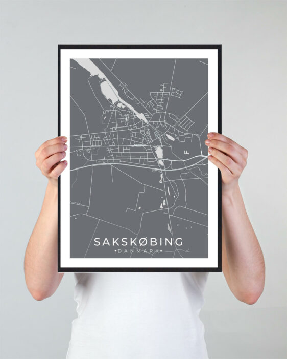 Sakskøbing bykort i stilrent plakat design. Denne Sakskøbing byplakat er med grå baggrund og viser Sakskøbing kortet fra sin smukkeste side