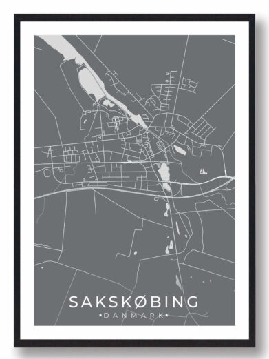 Sakskøbing bykort i stilrent plakat design. Denne Sakskøbing byplakat er med grå baggrund og viser Sakskøbing kortet fra sin smukkeste side