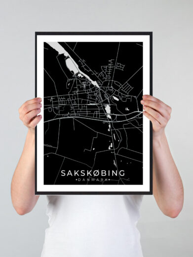 Sakskøbing bykort i stilrent plakat design. Denne Sakskøbing byplakat er med sort baggrund og viser Sakskøbing kortet fra sin smukkeste side