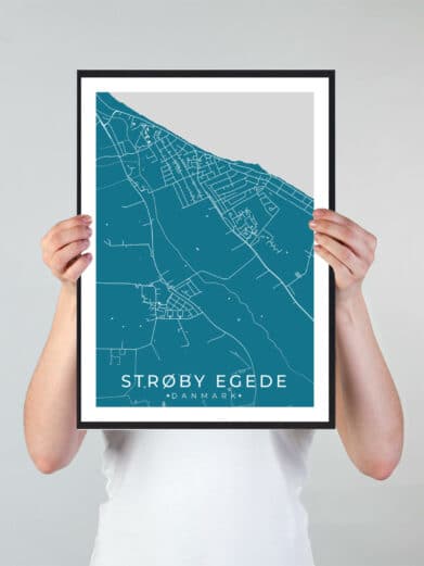Strøby Egede bykort i stilrent plakat design. Denne Strøby Egede byplakat er med blå baggrund og viser Strøby Egede kortet fra sin smukkeste side
