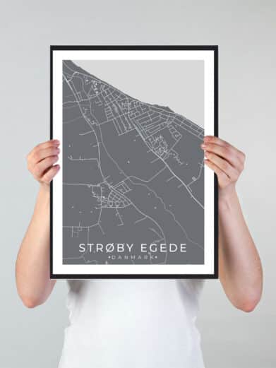 Strøby Egede bykort i stilrent plakat design. Denne Strøby Egede byplakat er med grå baggrund og viser Strøby Egede kortet fra sin smukkeste side