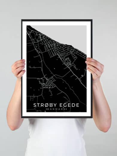 Strøby Egede bykort i stilrent plakat design. Denne Strøby Egede byplakat er med sort baggrund og viser Strøby Egede kortet fra sin smukkeste side