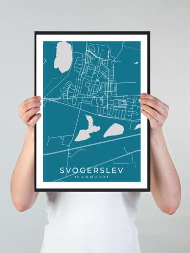 Svogerslev bykort i stilrent plakat design. Denne Svogerslev byplakat er med blå baggrund og viser Svogerslev kortet fra sin smukkeste side