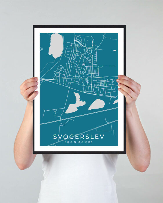 Svogerslev bykort i stilrent plakat design. Denne Svogerslev byplakat er med blå baggrund og viser Svogerslev kortet fra sin smukkeste side