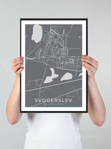 Svogerslev bykort i stilrent plakat design. Denne Svogerslev byplakat er med grå baggrund og viser Svogerslev kortet fra sin smukkeste side