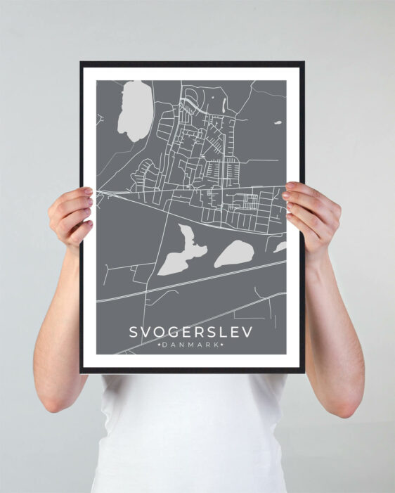 Svogerslev bykort i stilrent plakat design. Denne Svogerslev byplakat er med grå baggrund og viser Svogerslev kortet fra sin smukkeste side