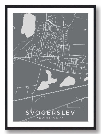 Svogerslev bykort i stilrent plakat design. Denne Svogerslev byplakat er med grå baggrund og viser Svogerslev kortet fra sin smukkeste side