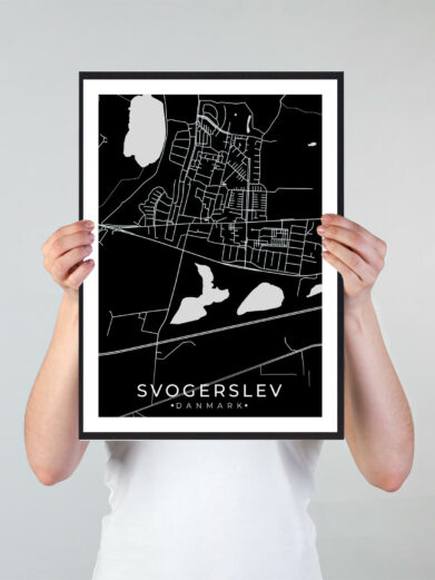 Svogerslev bykort i stilrent plakat design. Denne Svogerslev byplakat er med sort baggrund og viser Svogerslev kortet fra sin smukkeste side