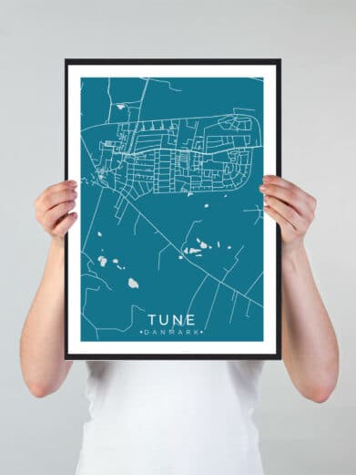 Tune bykort i stilrent plakat design. Denne Tune byplakat er med blå baggrund og viser Tune kortet fra sin smukkeste side