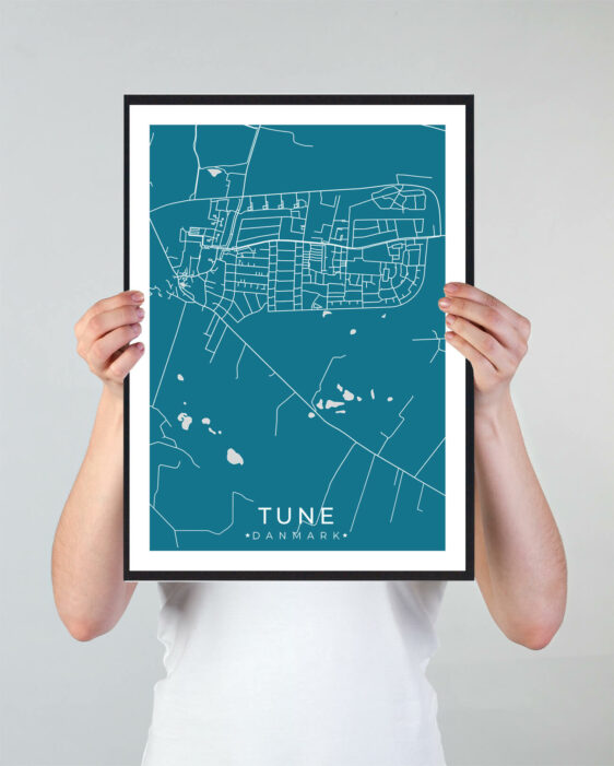 Tune bykort i stilrent plakat design. Denne Tune byplakat er med blå baggrund og viser Tune kortet fra sin smukkeste side