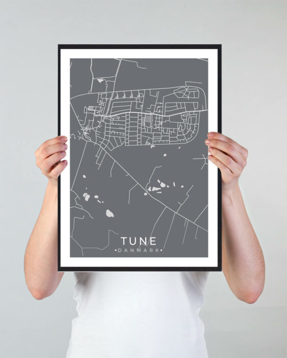 Tune bykort i stilrent plakat design. Denne Tune byplakat er med grå baggrund og viser Tune kortet fra sin smukkeste side