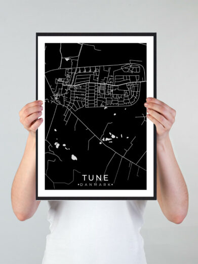 Tune bykort i stilrent plakat design. Denne Tune byplakat er med sort baggrund og viser Tune kortet fra sin smukkeste side