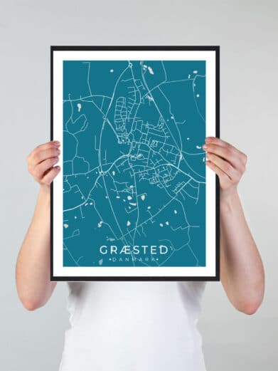 Græsted bykort i stilrent plakat design. Denne Græsted byplakat er med blå baggrund og viser Græsted kortet fra sin smukkeste side