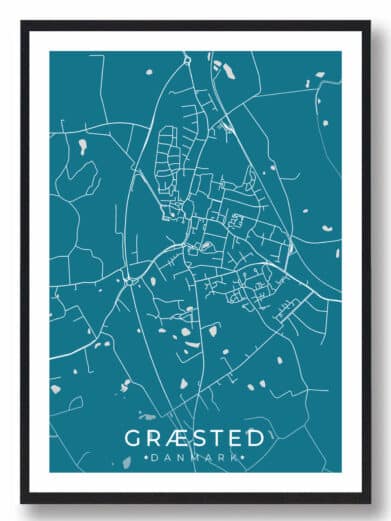 Græsted bykort i stilrent plakat design. Denne Græsted byplakat er med blå baggrund og viser Græsted kortet fra sin smukkeste side