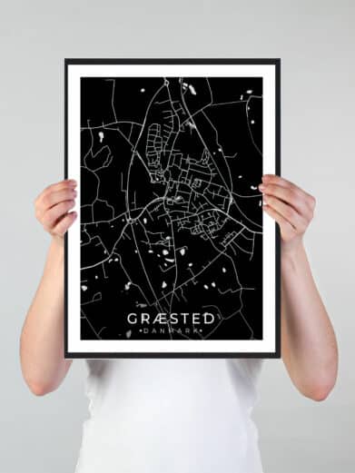 Græsted bykort i stilrent plakat design. Denne Græsted byplakat er med sort baggrund og viser Græsted kortet fra sin smukkeste side