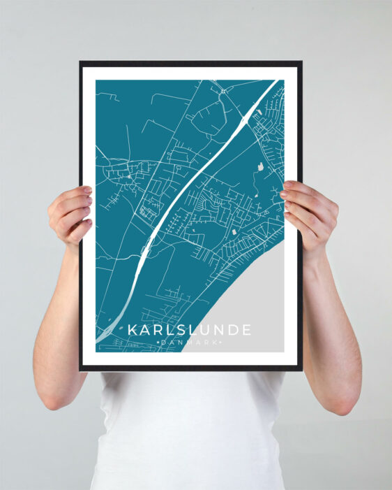 Karlslunde bykort i stilrent plakat design. Denne Karlslunde byplakat er med blå baggrund og viser Karlslunde kortet fra sin smukkeste side