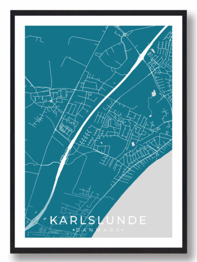 Karlslunde bykort i stilrent plakat design. Denne Karlslunde byplakat er med blå baggrund og viser Karlslunde kortet fra sin smukkeste side