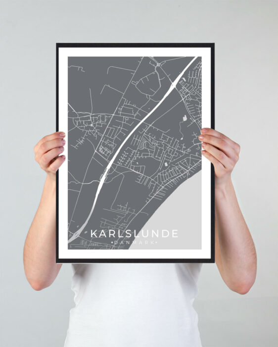 Karlslunde bykort i stilrent plakat design. Denne Karlslunde byplakat er med grå baggrund og viser Karlslunde kortet fra sin smukkeste side
