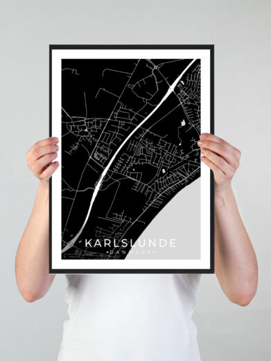 Karlslunde bykort i stilrent plakat design. Denne Karlslunde byplakat er med sort baggrund og viser Karlslunde kortet fra sin smukkeste side