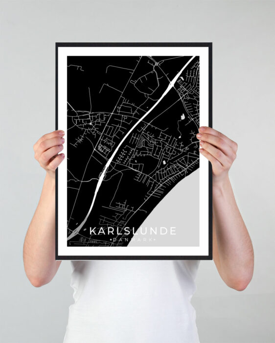 Karlslunde bykort i stilrent plakat design. Denne Karlslunde byplakat er med sort baggrund og viser Karlslunde kortet fra sin smukkeste side