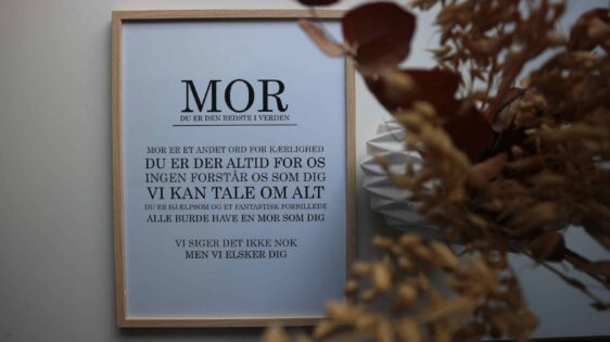 Citatplakat til mor. Citatplakaten til din mor er med en tekst, som fortæller hvad en god mor er. Perfekt gaveide til mor