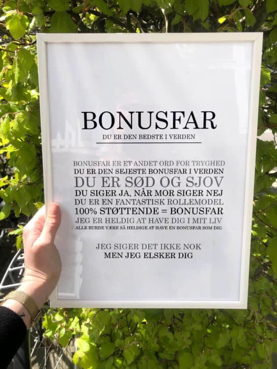 Bonusfar citatplakat gaveidé. Stilfuld plakat med tekst, perfekt som gave. Hvid ramme. Lyst design.