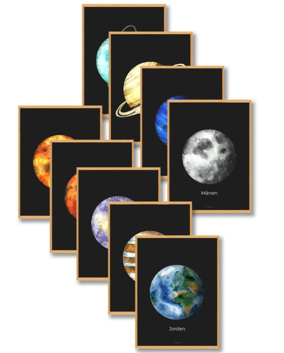 Pakke med 9 plakater med universets planeter med sort baggrund og navnet på planeten skrevet på